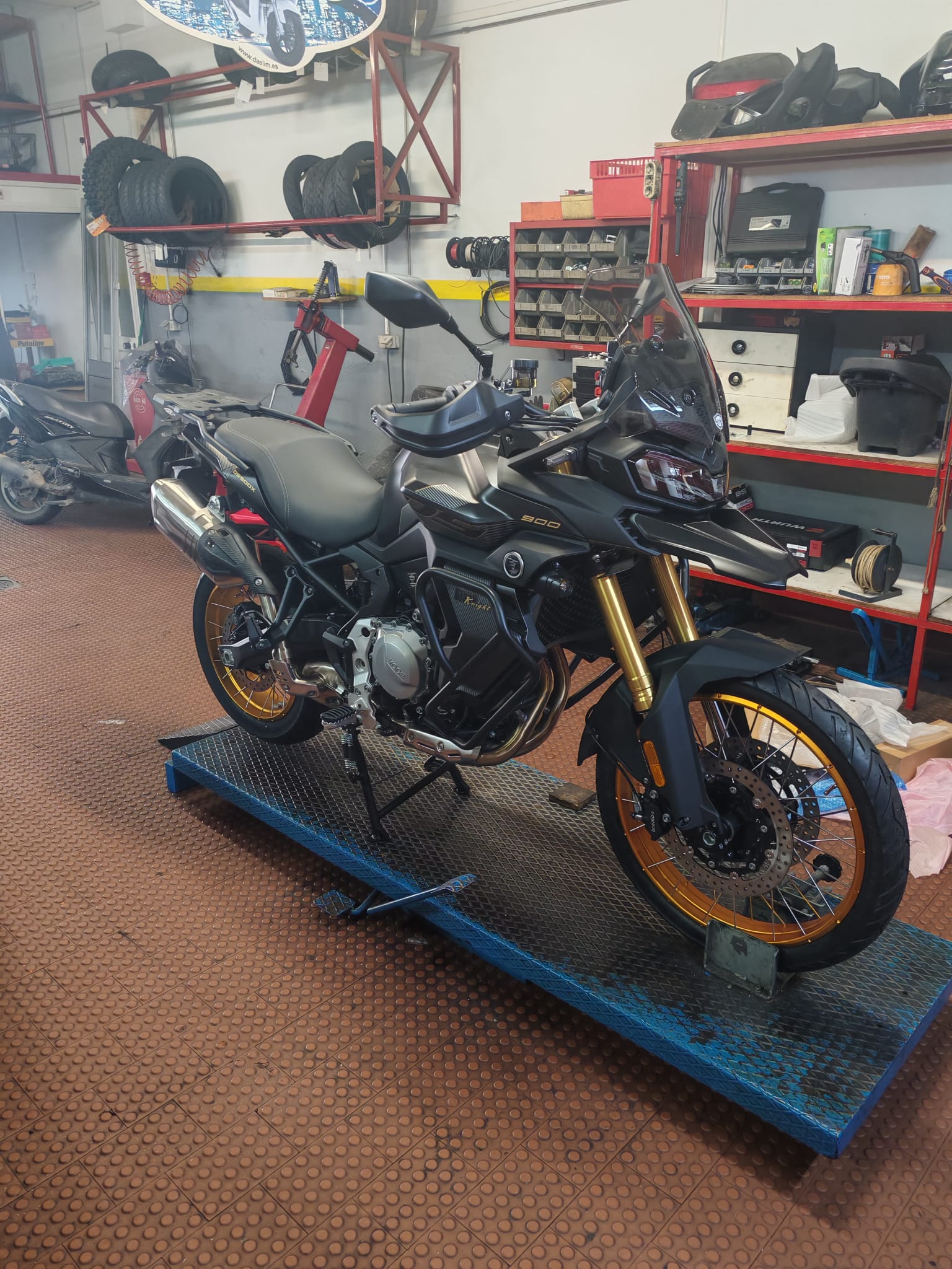 Voge 900DSX Black Knight